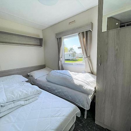 Gorgeous Caravan With Decking In Breydon Water Holiday Park, Ref 10081B Belton with Browston Экстерьер фото